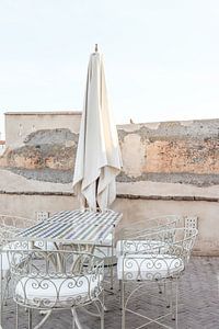 Sonnenschirm auf einer Terrasse im Le Jardin Geheimnis im Zentrum Van Marrakesch, Marokko