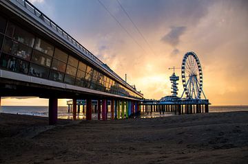 Zonsondergang bij de pier van Whis' photos