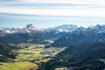 Blick auf die Tannheimer Berge und die Zugspitze von Leo Schindzielorz