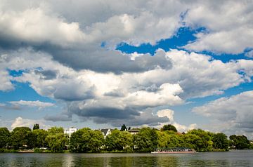 Bateau à vapeur Alster sur l'Alster extérieur à Hambourg avec des nuages sur Dieter Walther