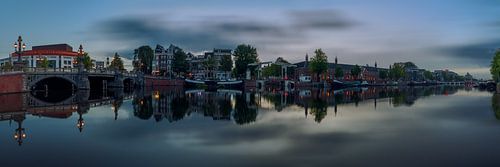 Uitzicht op de Amstel (oostkant) en de Walter Süskindbrug in Am
