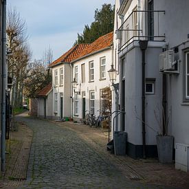 Une rue hollandaise pleine d'ambiance à Ravenstein sur Patrick Verhoef