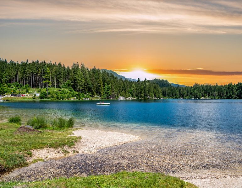 Bergmeer in de Alpen bij zonsondergang van Animaflora PicsStock