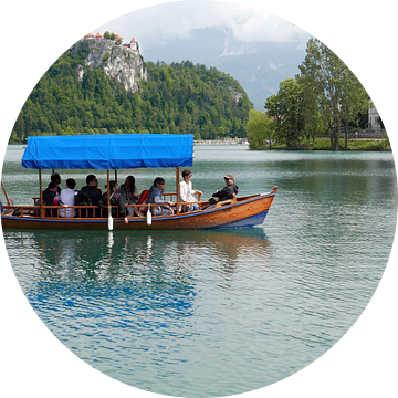 Toeristenboot op het meer van Bled in Slovenie van Gert Bunt