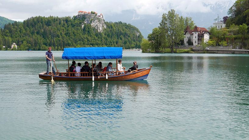 Toeristenboot op het meer van Bled in Slovenie van Gert Bunt