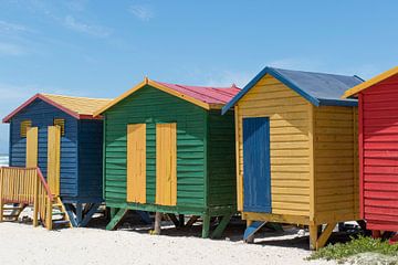 Knallbunte Strandhütten am Strand von Muizenberg, Südafrika von WorldWidePhotoWeb