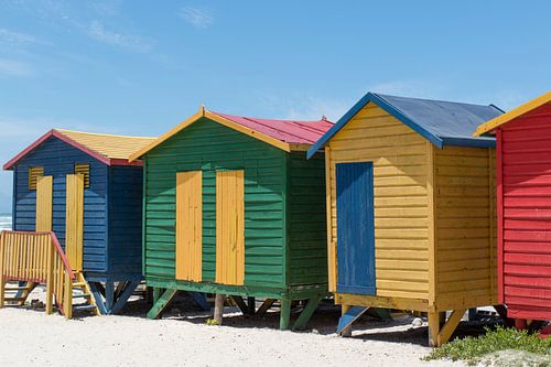 Fel gekleurde strandhuisjes aan het strand in Muizenberg, Zuid Afrika