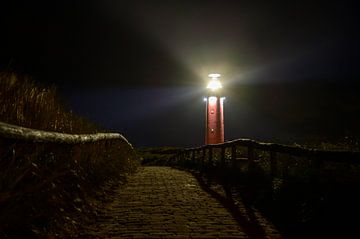 Texeler Leuchtturm in den Dünen in einer stürmischen Herbstnacht von Sjoerd van der Wal