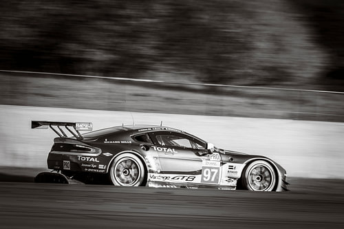 Aston Martin Racing Aston Martin Vantage V8 rijdt door Pouhon