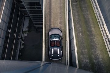 Audi R8 V10 in een Stijlvolle Parkeergarage met Zacht Licht van Sebastiaan van 't Hoog