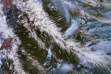 Abstracte ijs structuren in drinkbak van vogels van Cor de Hamer