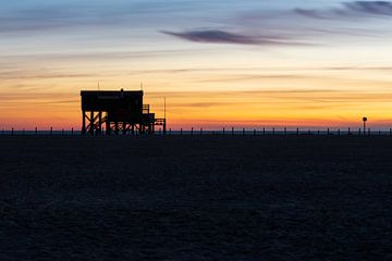 Silhouette einer Hütte am Strand im Sonnenuntergang