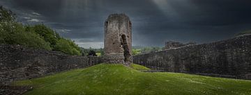 Ruine de château au Pays de Galles avec un ciel menaçant. sur Albert Brunsting
