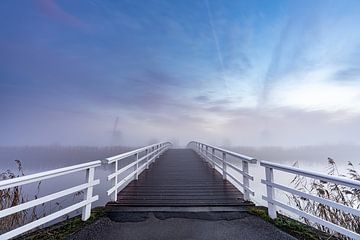 Brug naar de Stilte – Kinderdijk in de Mist van Hendrik Karremans