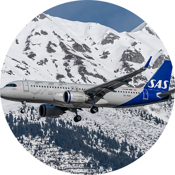 Passagiersvliegtuigen fotograferen bij de luchthaven van Innsbruck! van Jaap van den Berg