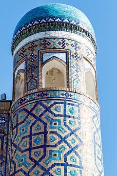 Azuurblauwe minaret van  de Tilya Kori Madrassa, Registan, Samarkand van WorldWidePhotoWeb