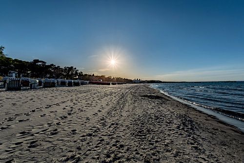 Coucher de soleil, chaises de plage sur la plage de Binz