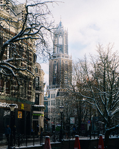 La cathédrale sous la neige, vue depuis le 109 Oudegracht