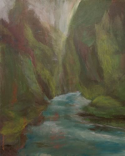 Fließender Fluss im Urwald mit Felsen