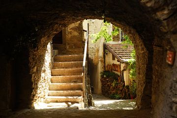Doorkijkje in een middeleeuws dorpje in Italië van Floris Verweij