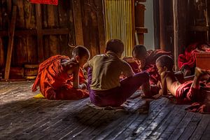 De jeunes moines bouddhistes novices jouent aux cartes dans leur monastère. sur Erik Verbeeck