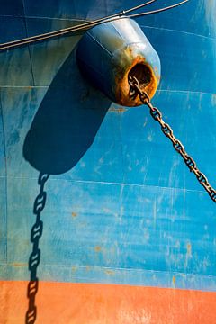 Ankerketting en staalkabels en de boeg van een zeeschip in de haven. van scheepskijkerhavenfotografie