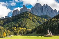 Kerkje in de heerlijke setting van de bergen van de Dolomieten van Rob IJsselstein thumbnail