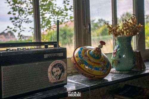 Oud speelgoed op de vensterbank.