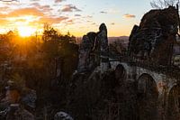 Vue sur le pont Bastei au lever du soleil