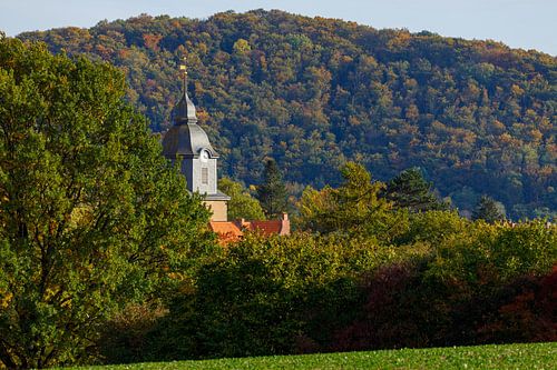 Le clocher de l'église de Herleshausen en automne