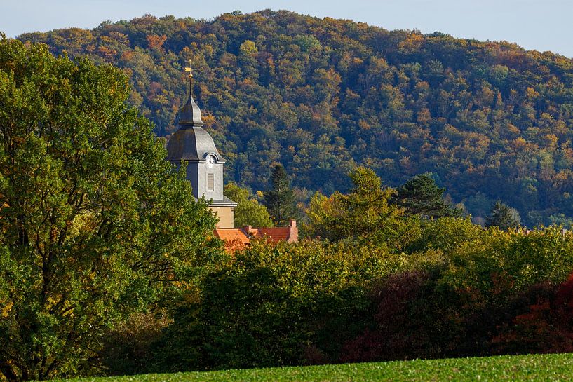 Der Kirchturm von Herleshausen im Herbst von Roland Brack