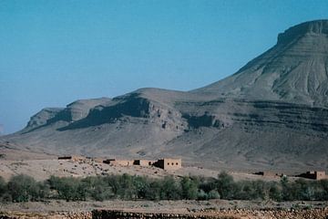 Ighazoun uitzicht, woestijn en berg, Marokko van Imladris Images