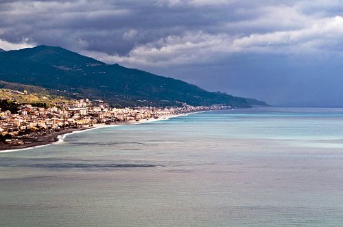 Veelzijdige kleurstrepen van de Ionische Zee in Sicilië