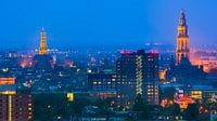 Groningen tijdens het blauwe uurtje met de blik richting centrum. van Henk Meijer Photography thumbnail