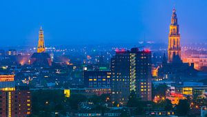 Groningen während der blauen Stunde mit Blick auf das Zentrum. von Henk Meijer Photography