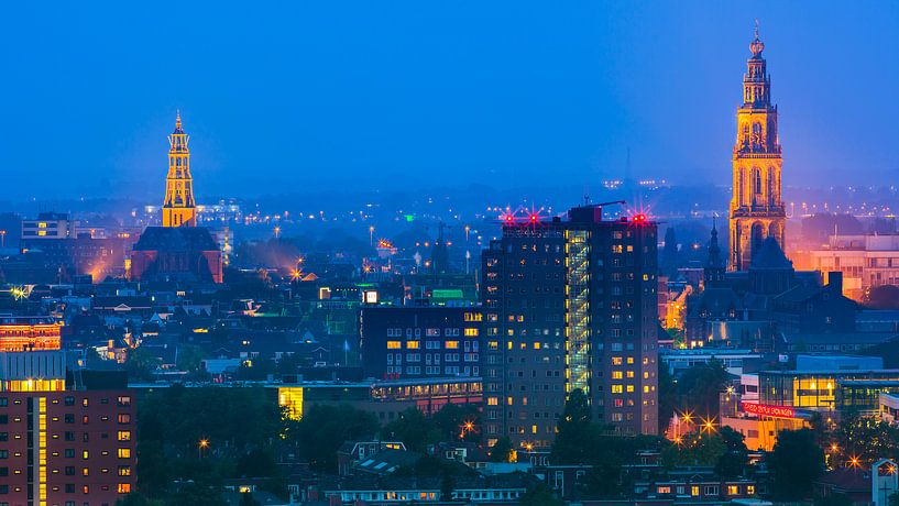 Groningen tijdens het blauwe uurtje met de blik richting centrum. van Henk Meijer Photography