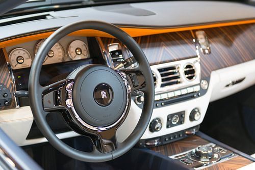 Houten dashboard op een Rolls-Royce Dawn