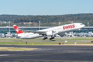 Swiss Boeing 777-300. von Jaap van den Berg