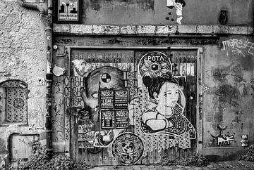 Muur met graffiti in La Rochelle van Hanneke Luit