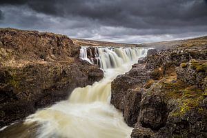 Waterval in IJsland van Chris Snoek