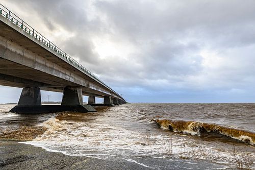 Ketelbrug in Flevoland tijdens een winterstorm