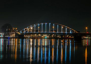 De Wilhelmina brug bij Deventer in Nederland bij avond van Eye on You