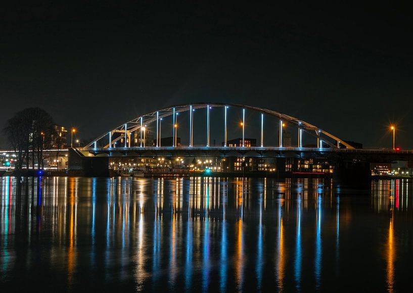 Die Wilhelmina-Brücke bei Deventer in den Niederlanden bei Nacht von Eye on You