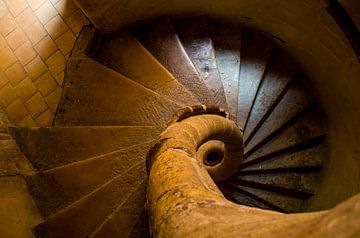 Spiral staircase inside a traboule in Lyon by Carolina Reina