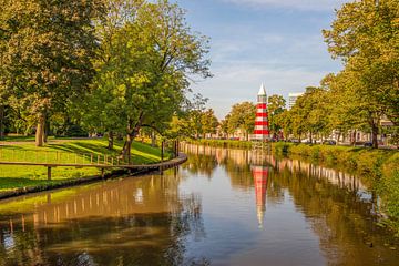 Rot und weiß gestreifter Leuchtturm im Herbst, Breda