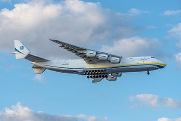 Imposante Antonov 225 vrachtvliegtuig. van Jaap van den Berg