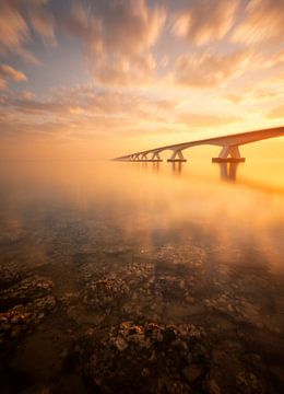 Die Zeeland Bridge bei einem wunderschönen Sonnenaufgang. von Jos Pannekoek