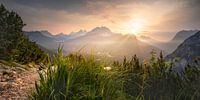 Berglandschap bij zonsopgang in de Dolomieten