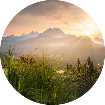 Berglandschap bij zonsopgang in de Dolomieten van Voss fotografie