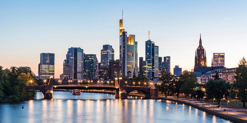 Skyline von Frankfurt am Main am Abend von Werner Dieterich